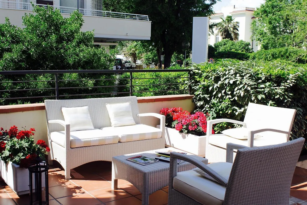 Hotel Plaza Con Piscina Cattolica